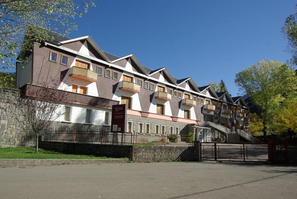 edificio-collarada-albergue-villanua-english week